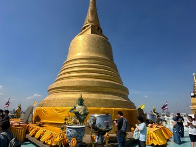 Goldene Turmspitze des Golden Mount – Thailand Familienreise
