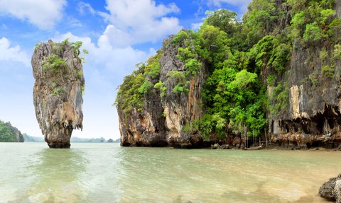 Atemberaubende Kalksteinfelsen und smaragdgrünes Wasser rund um James Bond Island in Phang Nga - Thailand mit Kindern