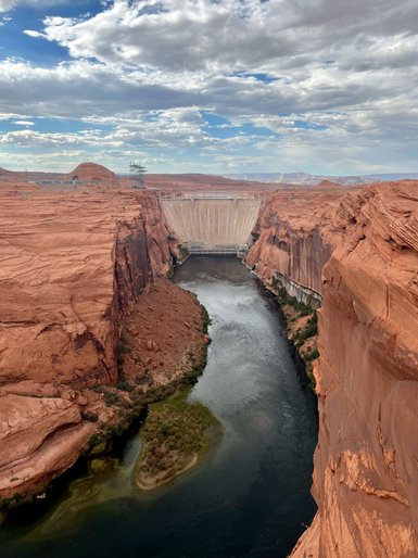 Der Glen Canyon Dam erstreckt sich majestätisch über den Colorado River, umgeben von beeindruckenden roten Felsen.