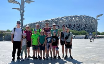 Reisegruppe macht ein Erinnerungsfoto vor dem berühmten Nationalstadion in Peking – China mit Kindern