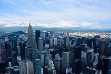 Skyline von Kuala Lumpur erstrahlt bei Tageslicht mit den Petronas Towers im Mittelpunkt – Malaysia & Borneo Reise mit Kindern