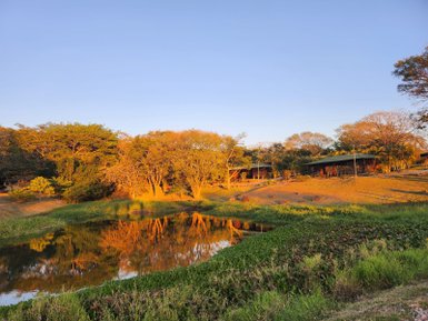 Friedlicher See umgeben von üppiger Natur im Rincón de la Vieja – Costa Rica Reise mit Kindern