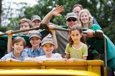Fröhliche Kinder genießen die Safari-Tour im Jeep – Costa Rica Familienreise