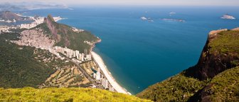 Ein atemberaubender Blick auf die Küste von Rio de Janeiro, mit Stränden, Berglandschaften und dem blauen Ozean im Hintergrund.