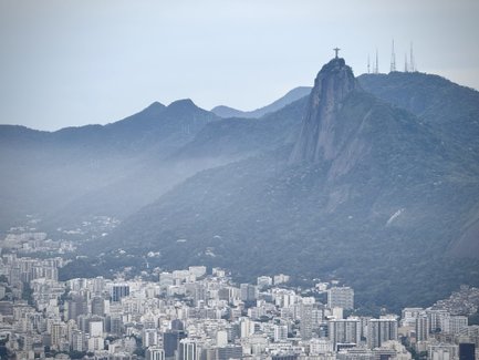 Der majestätische Christusstatue erhebt sich über die Stadt Rio de Janeiro, umgeben von grünen Bergen und nebligen Höhen.