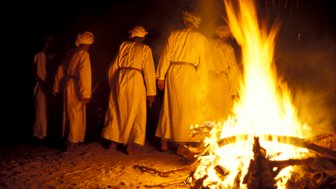 Traditioneller Tanz am Lagerfeuer beim Desert Express in der Wüste – Oman Familienreise