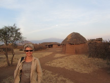Frau erlebt einen authentischen Dorfbesuch bei Sonnenuntergang – Tansania Reise mit Kindern