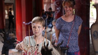 Mutter und Kind im Literaturtempel an – Vietnam Reise mit Kindern