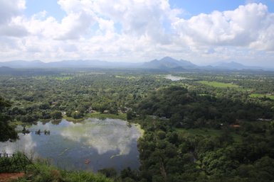 Blick vom Sigiriya-Felsen offenbart eine weite Landschaft voller Natur und Geschichte – Sri Lanka Familienreise