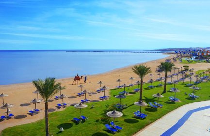 Blick auf den Strand des Jaz Aquamarine Resorts in Hurghada – Ägypten Reise mit Kindern