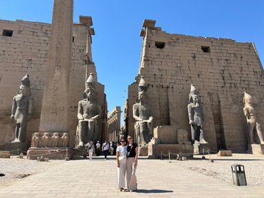 Zwei Frauen vor monumentalen Statuen im Tempel von Luxor – Ägypten Reise mit Kindern