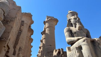 Imposante Pharao-Statue und Säulen im Tempel von Luxor – Ägypten Reise mit Kindern