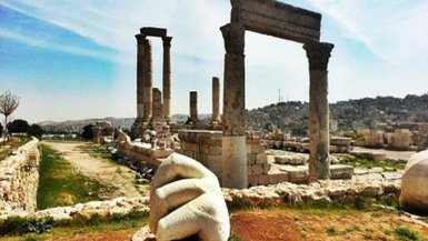 Torbögen der Zitadelle in Amman - Jordanien mit Kindern