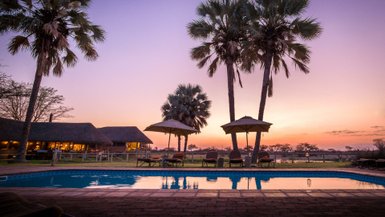 Pool Onguma Bush Camp am Abend - Namibia Reise mit Kindern