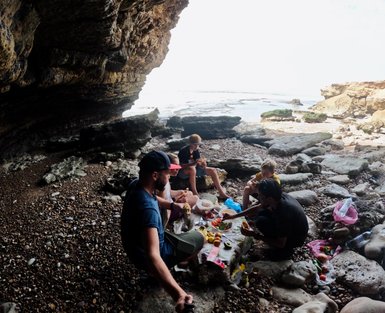Picknick am ruhigen Strand von Sidi Kaouki in Marokko – Marokko Reise mit Kindern