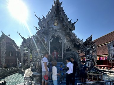 Buddhistischer Tempel in Chiang Mai (Frontansicht) - Thailand Familienreise