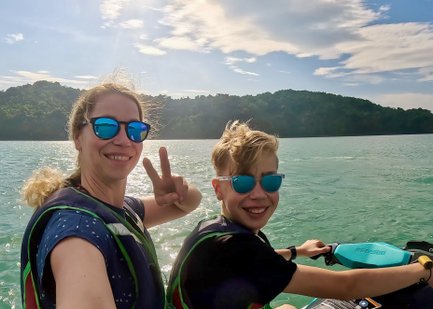Mutter fährt mit ihrem Kind auf einem Jetski über das Meer vor Langkawi – Malaysia & Borneo Familienreise