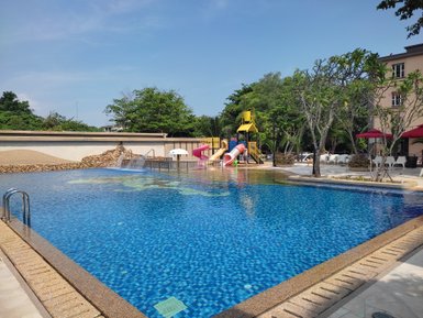 Poolbereich mit Spielplatz in Malakka – Malaysia & Borneo Reise mit Kindern