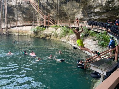 Ein Kind springt mit Freude in die Cenote Xcanche bei Ek Balam – Mexiko mit Kindern