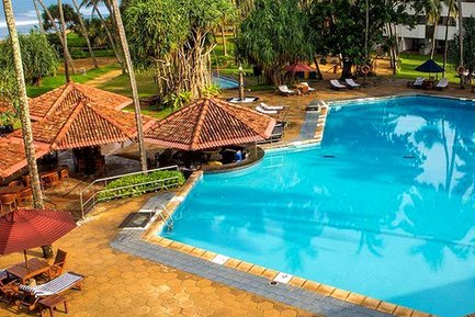 Ein einladender Pool umgeben von Palmen und Liegen, ideal für entspannende Tage in der Sonne.