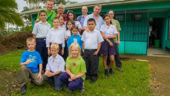 La Tigra Schulkinder zusammen mit Reisegruppe – Costa Rica Familienreise