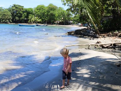 Kleines Kind spaziert am Sandstrand nahe Namuwoki Lodge – Costa Rica Reise mit Kindern