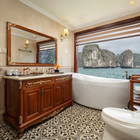 Ein elegantes Badezimmer mit einem großen Fenster, das einen atemberaubenden Blick auf die Halong-Bucht bietet.