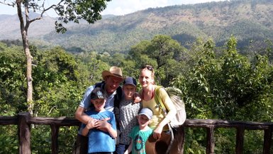Foto von 5-köpfiger Familie im Khao Sok Nationalpark - Thailand Familienreise