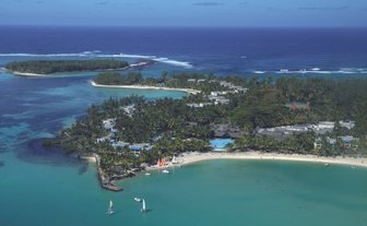 Ein atemberaubender Blick auf die Küste von Mauritius mit klarem, türkisfarbenem Wasser und üppiger Vegetation im Hintergrund.