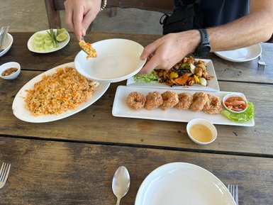 Vielfältige thailändische Gerichte auf einem Tisch – Thailand mit Kindern