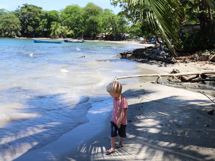Kleines Kind spaziert am Sandstrand nahe Namuwoki Lodge – Costa Rica Reise mit Kindern
