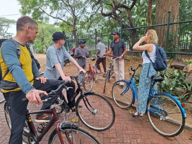 Familie fährt mit Fahrrädern durch die Ruinen von Polonnaruwa – Sri Lanka Reise mit Kindern