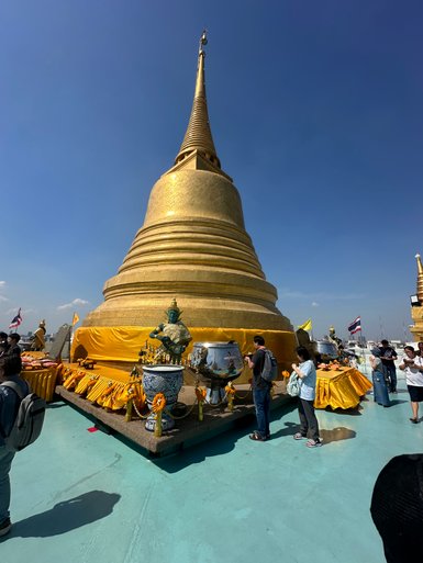 Goldene Turmspitze des Golden Mount – Thailand Familienreise