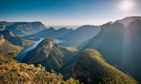 Blick auf den tiefgrünen Blyde River Canyon mit Fluss und Felsformationen – Südafrika Reise mit Kindern