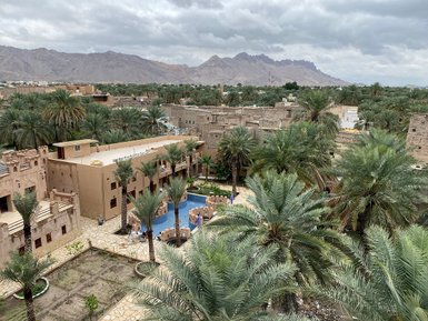 Luftaufnahme des Hotel Aldar Inn mit umliegender grüner Landschaft – Oman Familienreise