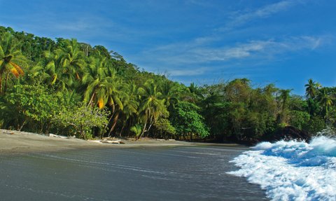 Brandung mit starken Wellen an einem Strand in Costa Rica – Costa Rica Familienreise