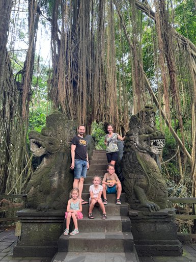Familie erkundet das Sacred Monkey Forest Sanctuary – Bali mit Kindern