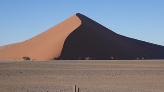 Ein Blick aus der Ferne auf eine Sanddüne