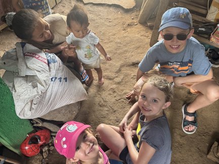 Kinder entdecken das traditionelle Dorfleben in Candirejo auf Bali – Bali Reise mit Kindern