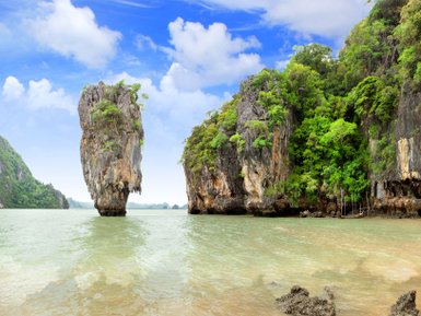 Atemberaubende Kalksteinfelsen und smaragdgrünes Wasser rund um James Bond Island in Phang Nga - Thailand mit Kindern