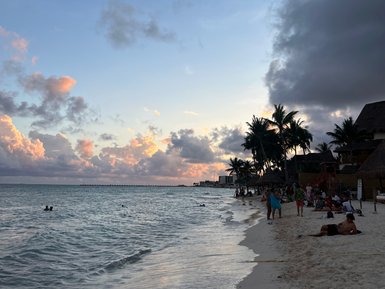 Sonnenuntergang mit leuchtenden Wolken über dem Meer bei Playa del Carmen – Mexiko Familienreise
