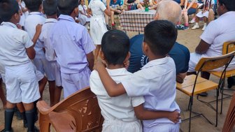 Eine Reisegruppe trifft auf einheimische Kinder in einer lokalen Schule – Sri Lanka mit Kindern