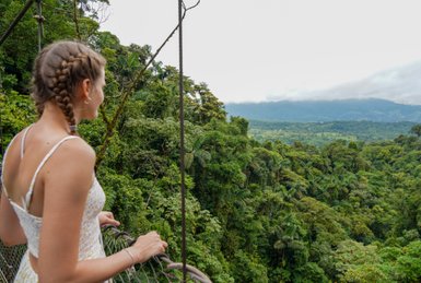 Teenagerin blickt auf die üppige Natur im Mistico Arenal Hanging Bridges Park – Costa Rica mit Kindern