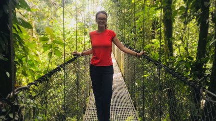 Frau wandert über eine Hängebrücke im Mistico Arenal Hanging Bridges Park – Costa Rica mit Kindern