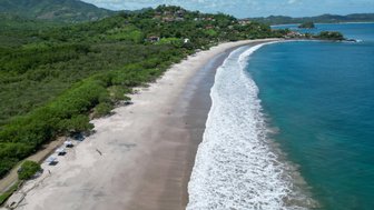 Entspannter, großer Strand in Potrero, Guanacaste – Costa Rica Familienreise