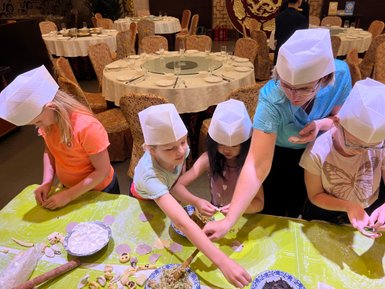 Kinder formen traditionelle Jiaozi – China Reise mit Kindern
