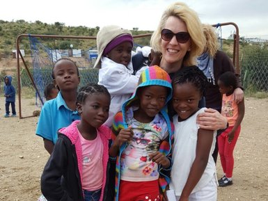 Einheimische Kinder mit einer Frau - Namibia mit Jugendlichen