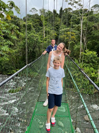 Kinder entdecken die Hängebrücke im Mistico Arenal Hanging Bridges Park – Costa Rica Familienreise