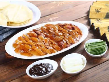 Knusprige Pekingente serviert mit Beilagen – China Familienreise