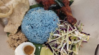 Buntes Nasi Kerabu mit Reis, Gemüse und Kräutern – Malaysia & Borneo Familienreise